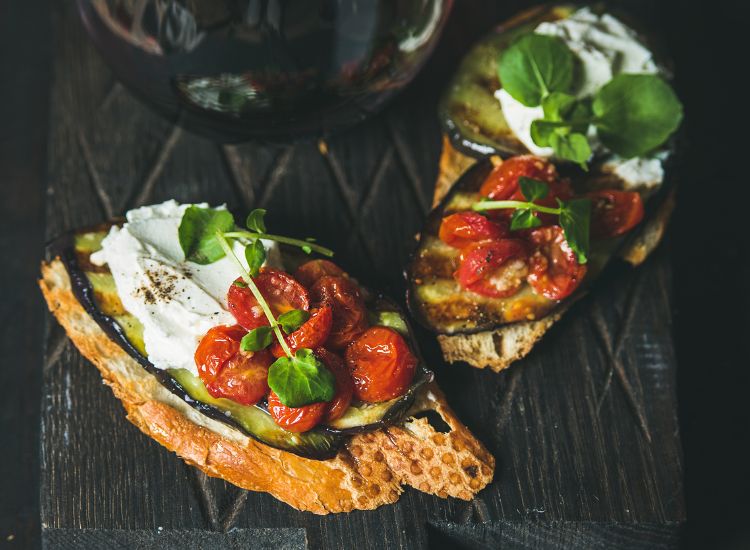 Recette Bruschetta aux légumes grillés, fromage frais et roquette